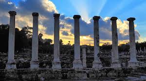 Ancient Roman columns at Bet She'an archaeological site - Destina Holidays