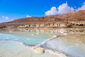 Dead Sea with turquoise waters and salt formations - Destina Holidays